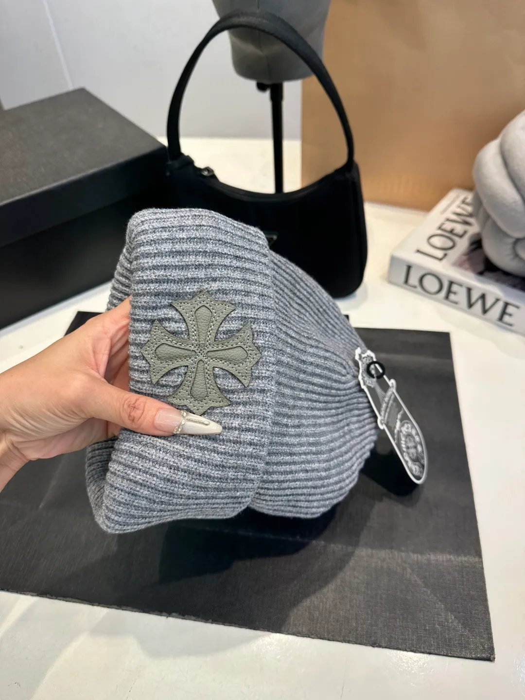 P46 Crow Heart Wool Hat, too flattering for your face. No matter you have a long face, a round face or a square face, you can easily wear it because the hat is very thick, so your face looks small, delicate and cute. Fashionable street style, recommended hat for autumn and winter.